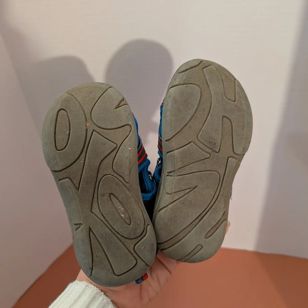 OshKosh B'Gosh Tempu Blue & Red Toddler Boy Sandals in Size 8M